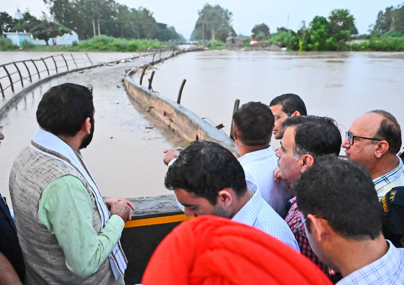 (फोटो: मुख्यमंत्री नायब सिंह सैनी बाढ़ प्रभावित क्षेत्र का जायजा लेते हुए। साभार एक्स @BJP4Haryana)