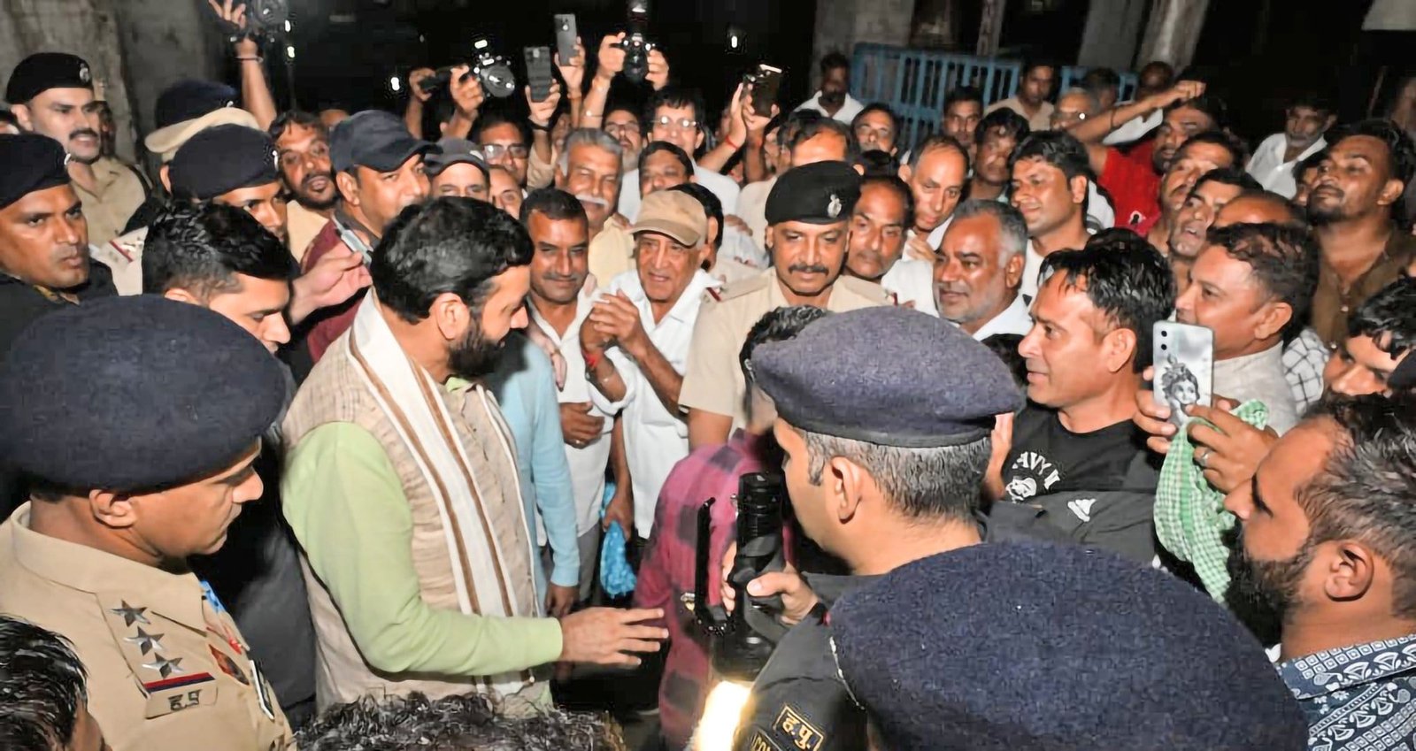 सीएम नायब सिंह सैनी बाबैन की अनाज मंडी में किसानों से बात करते हुए