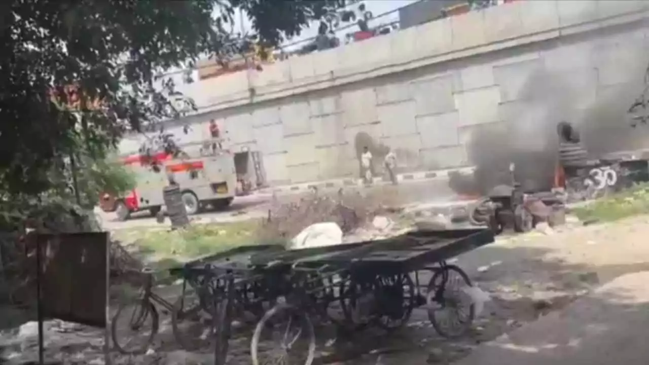 NH-44 पर कार में लगी आग, ड्राइवर ने कूदकर बचाई जान