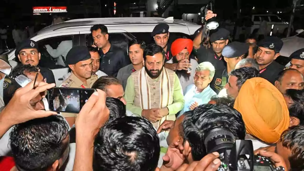 सीएम नायब सिंह सैनी बाबैन की अनाज मंडी में किसानों से बात करते हुए