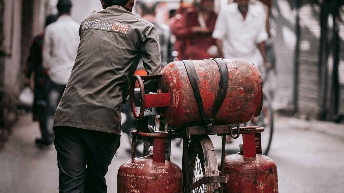 योगी सरकार का दीवाली तोहफा: 1.86 करोड़ महिलाओं को मुफ्त मिलेगा LPG सिलेंडर