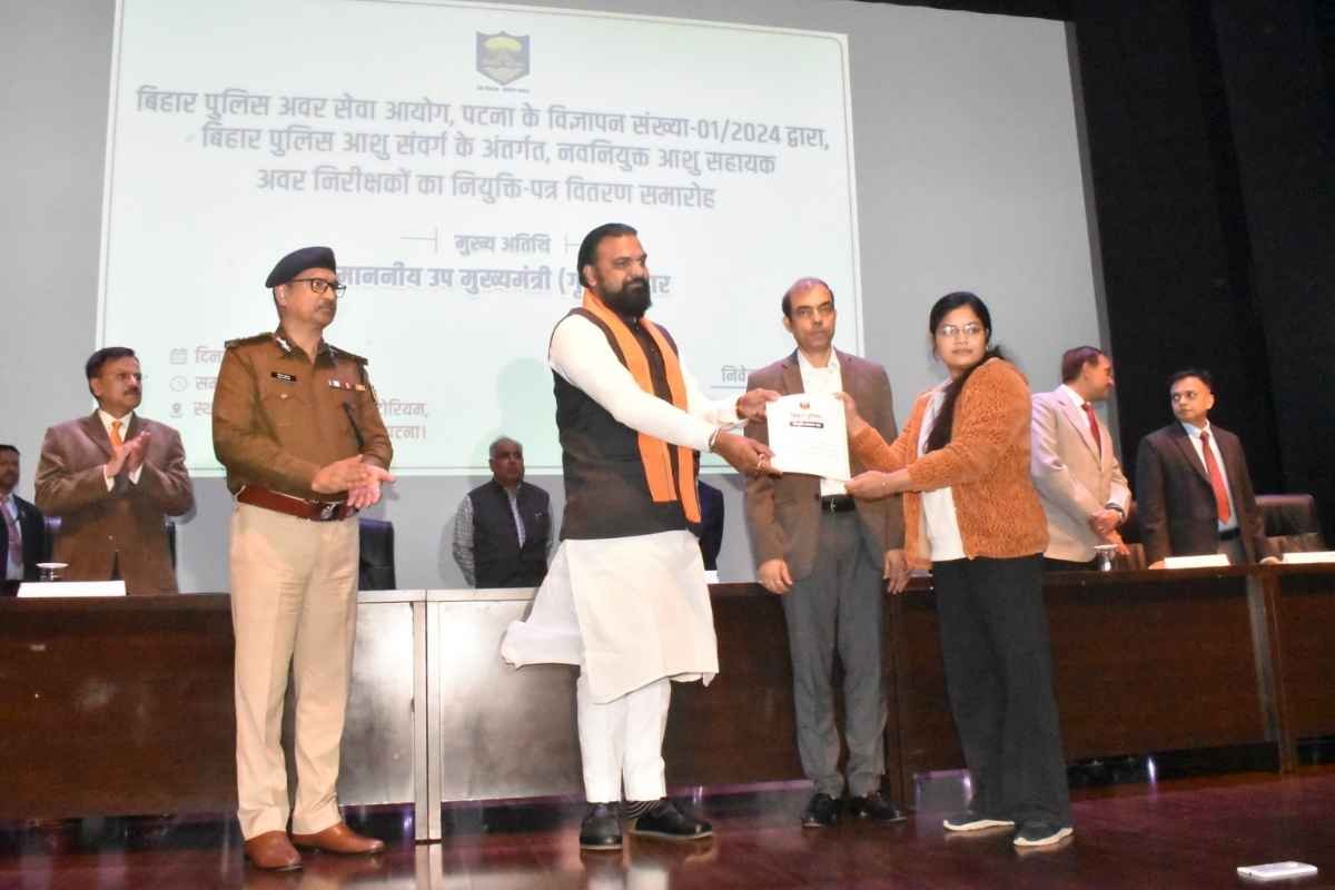 गृहमंत्री सम्राट चौधरी ने नवनियुक्त आशु सहायक अवर निरीक्षकों को बांटे नियुक्ति पत्र, कहा - बंद होगा 'गुंडा बैंक'